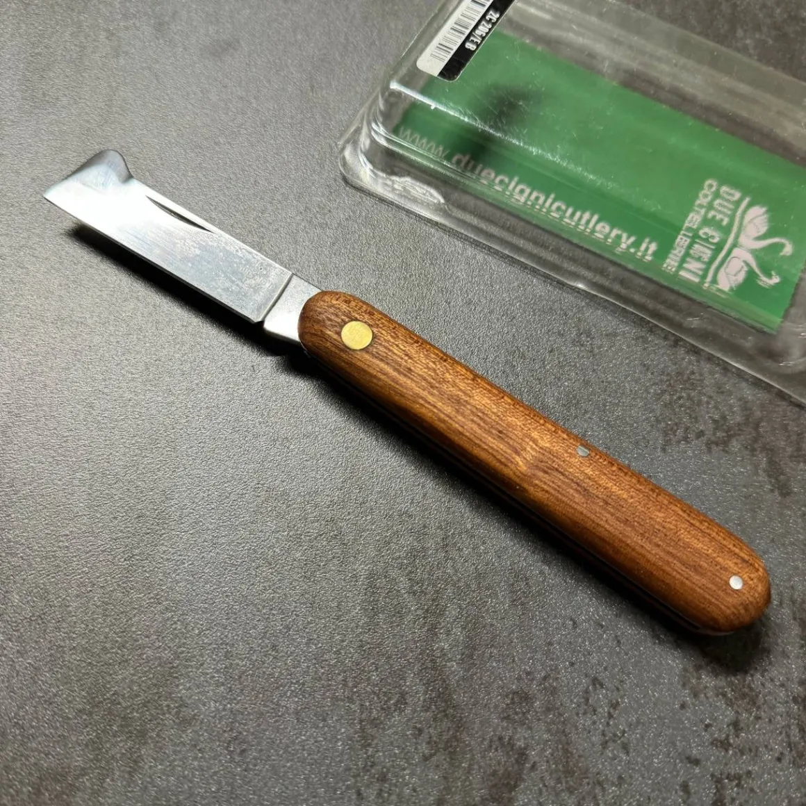 coltello_da_innesto__mani_1.webp Coltello Da Innesto - Manico In Legno