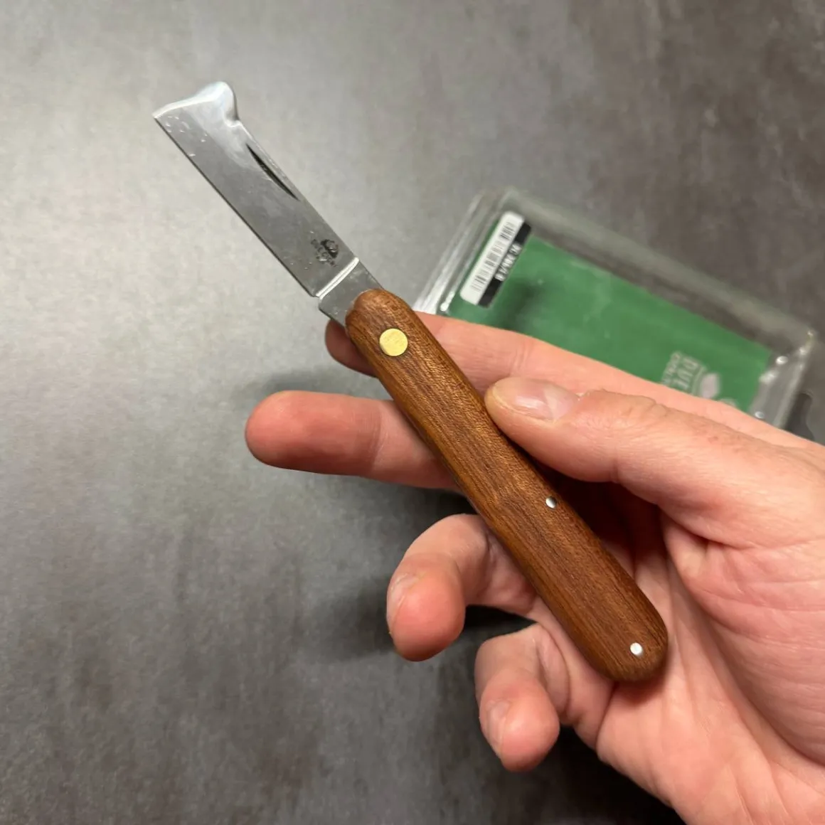 coltello_da_innesto__mani_3.webp Coltello Da Innesto - Manico In Legno