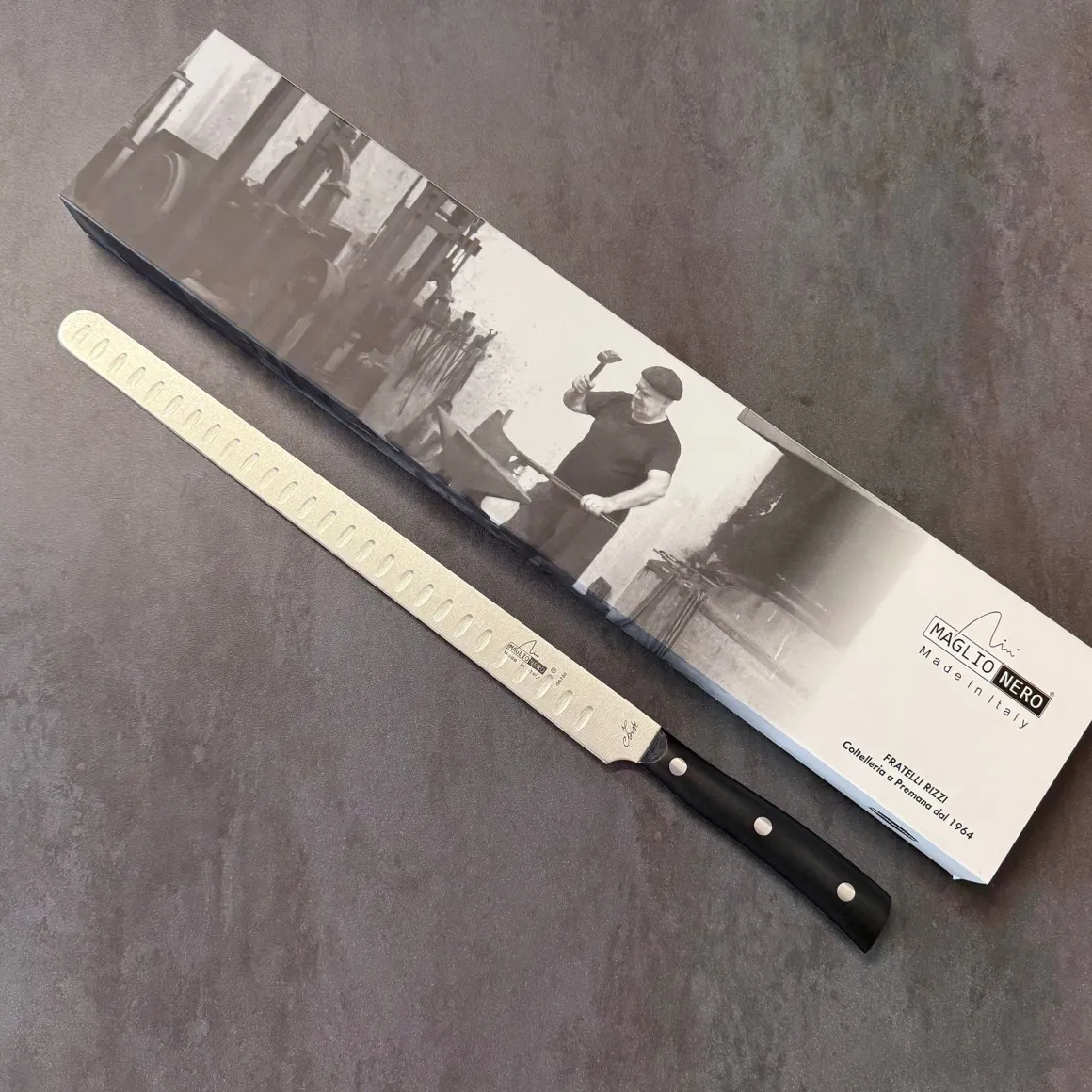 maglionero__coltello_salm_0.webp MAGLIONERO - COLTELLO SALMONE ALVEOLATO LINEA ISIDE - 30CM POM