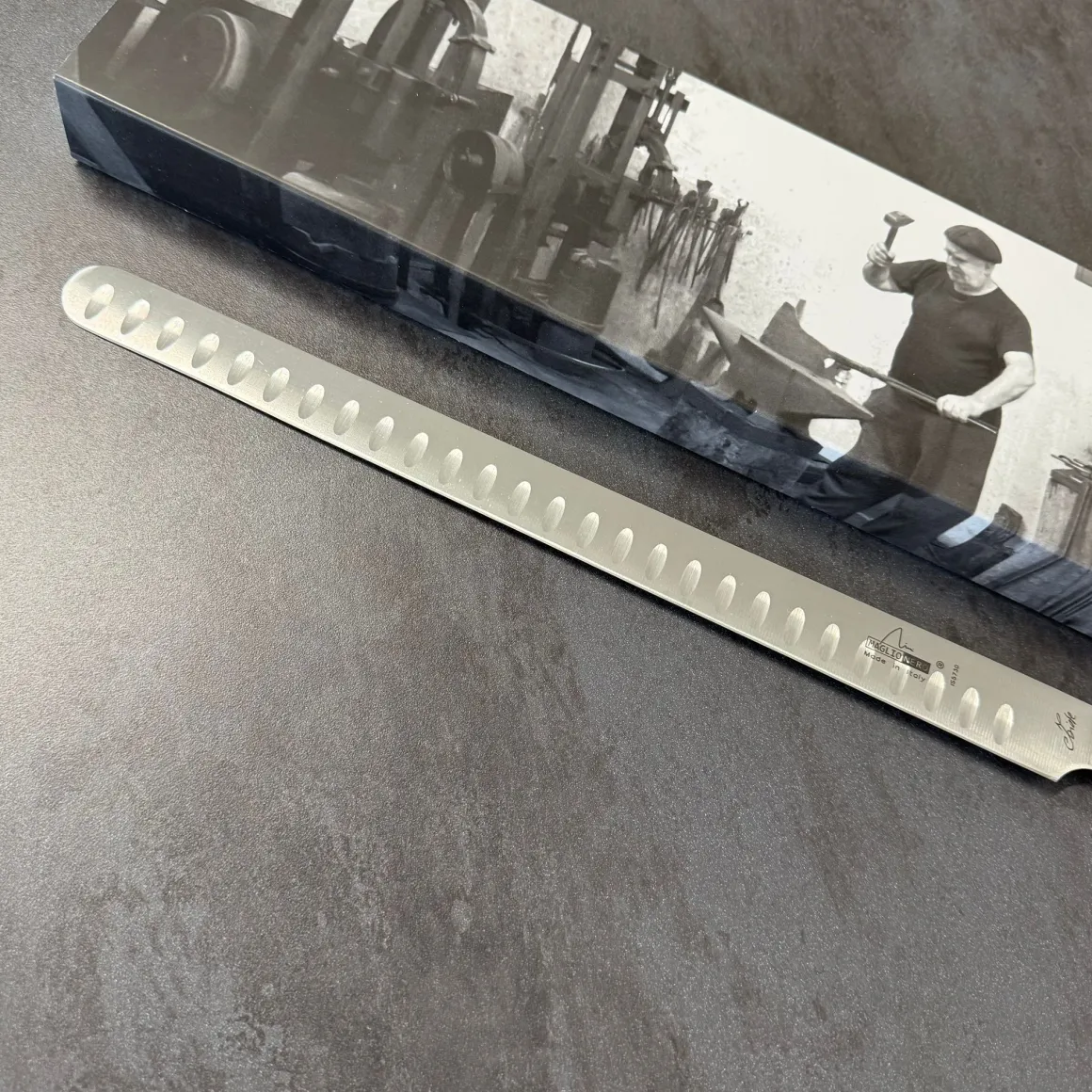 maglionero__coltello_salm_1.webp MAGLIONERO - COLTELLO SALMONE ALVEOLATO LINEA ISIDE - 30CM POM