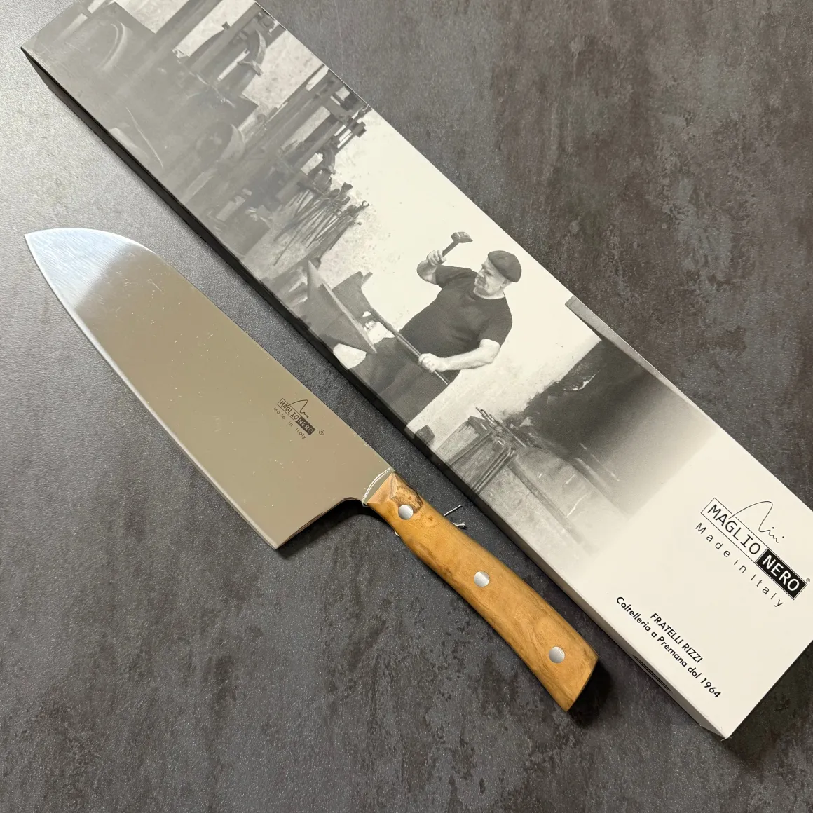 maglionero__maxi_santoku__0-1.webp MAGLIONERO - MAXI SANTOKU ULIVO - 21cm LINEA ISIDE -