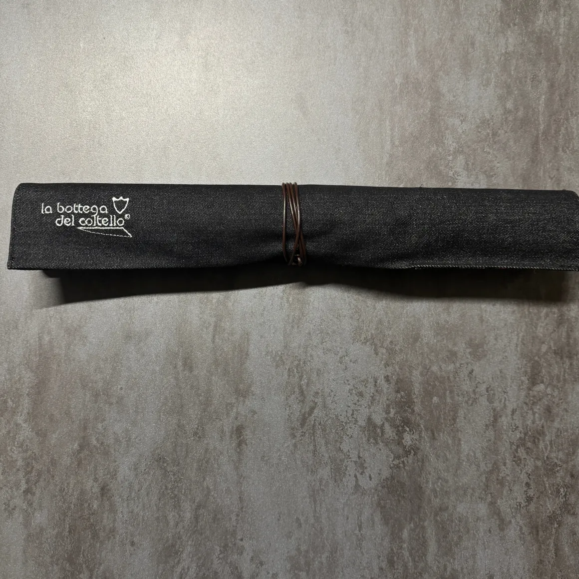 rotolo_porta_coltelli__ar_1-1.webp ROTOLO PORTA COLTELLI - ARTIGIANALE - DENIM NERO - MADE IN ITALY 100%