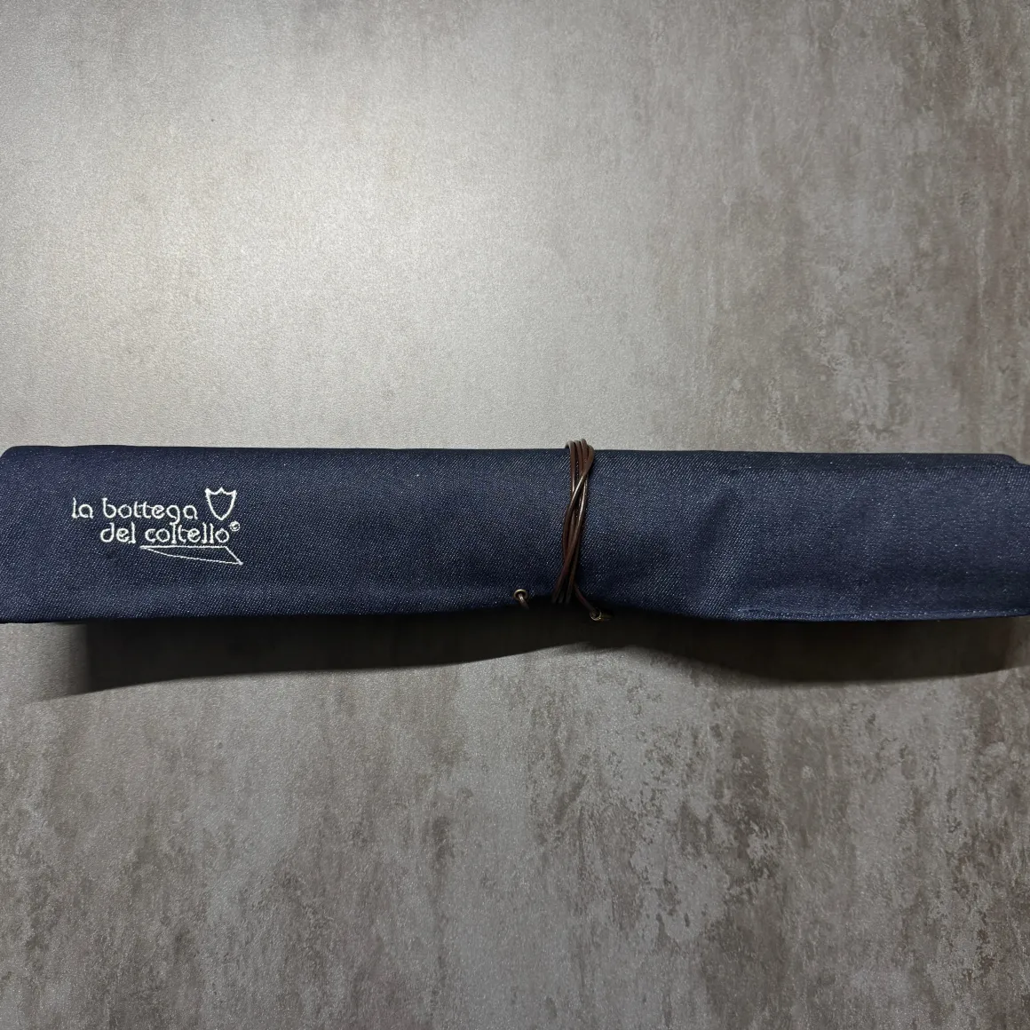 rotolo_porta_coltelli__ar_1.webp ROTOLO PORTA COLTELLI - ARTIGIANALE - DENIM BLU - MADE IN ITALY 100%