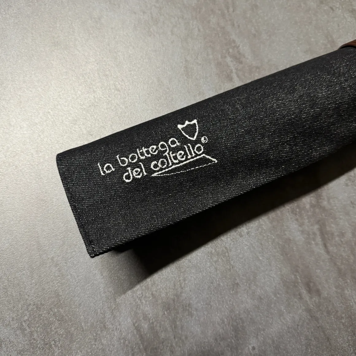rotolo_porta_coltelli__ar_2-1.webp ROTOLO PORTA COLTELLI - ARTIGIANALE - DENIM NERO - MADE IN ITALY 100%