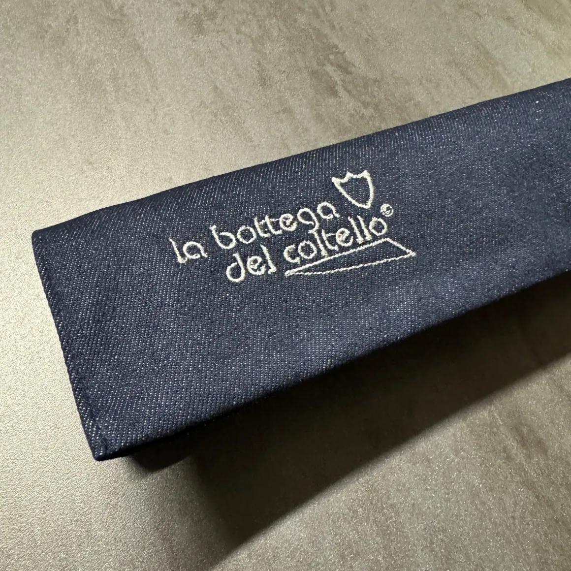 rotolo_porta_coltelli__ar_2.webp ROTOLO PORTA COLTELLI - ARTIGIANALE - DENIM BLU - MADE IN ITALY 100%