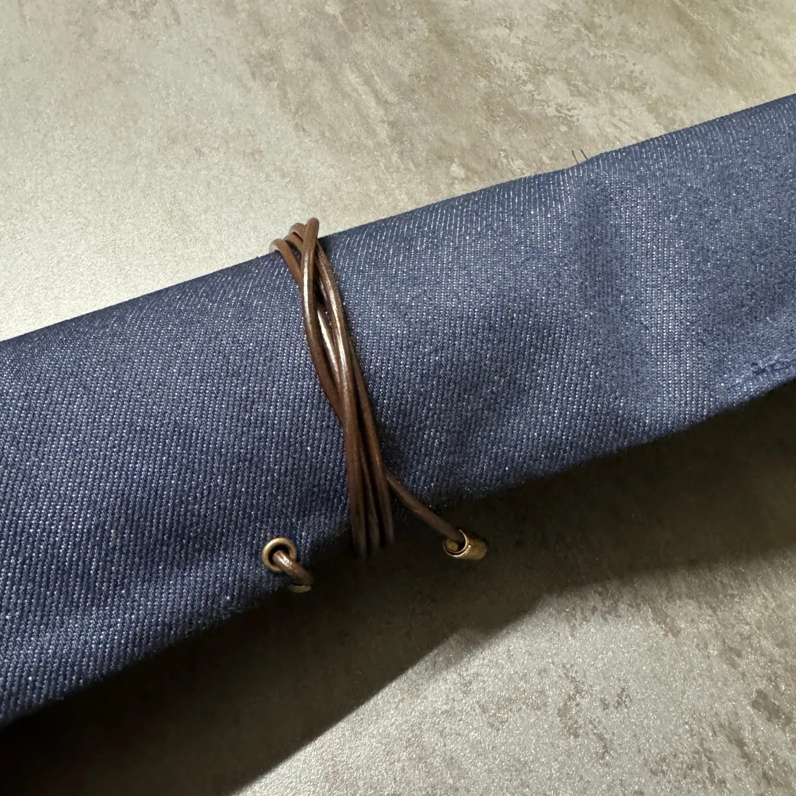 rotolo_porta_coltelli__ar_3.webp ROTOLO PORTA COLTELLI - ARTIGIANALE - DENIM BLU - MADE IN ITALY 100%
