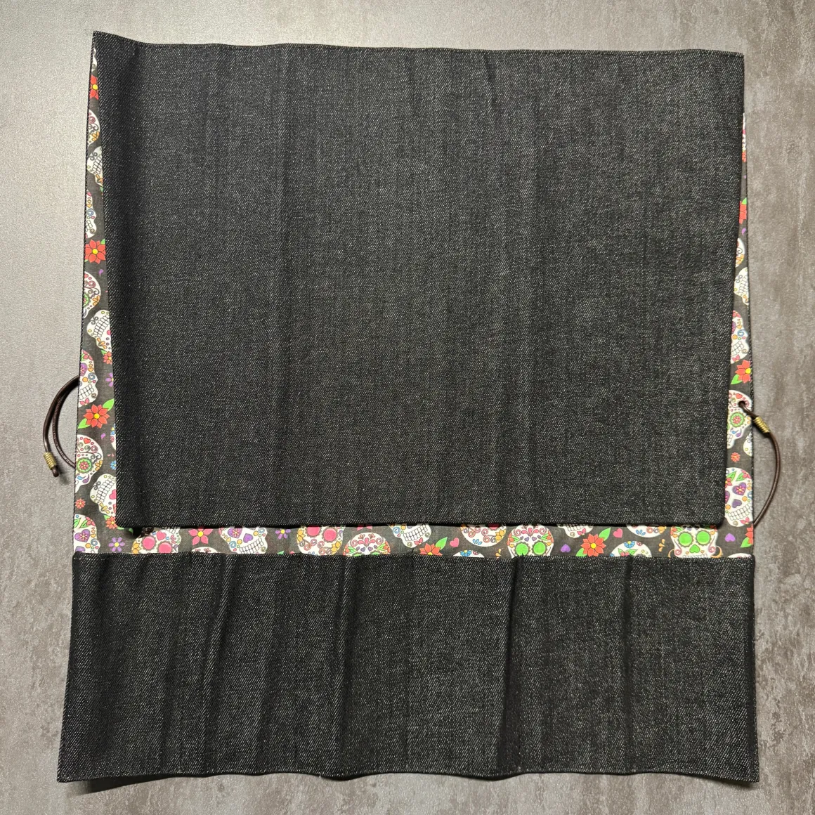 rotolo_porta_coltelli__ar_4-1.webp ROTOLO PORTA COLTELLI - ARTIGIANALE - DENIM NERO - MADE IN ITALY 100%