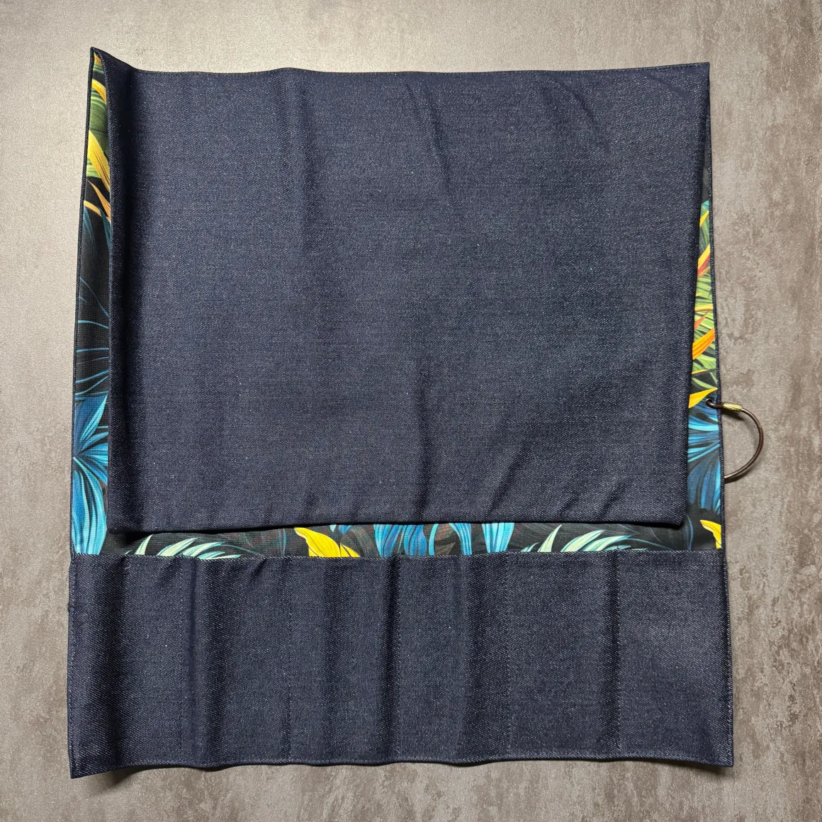 rotolo_porta_coltelli__ar_4.webp ROTOLO PORTA COLTELLI - ARTIGIANALE - DENIM BLU - MADE IN ITALY 100%