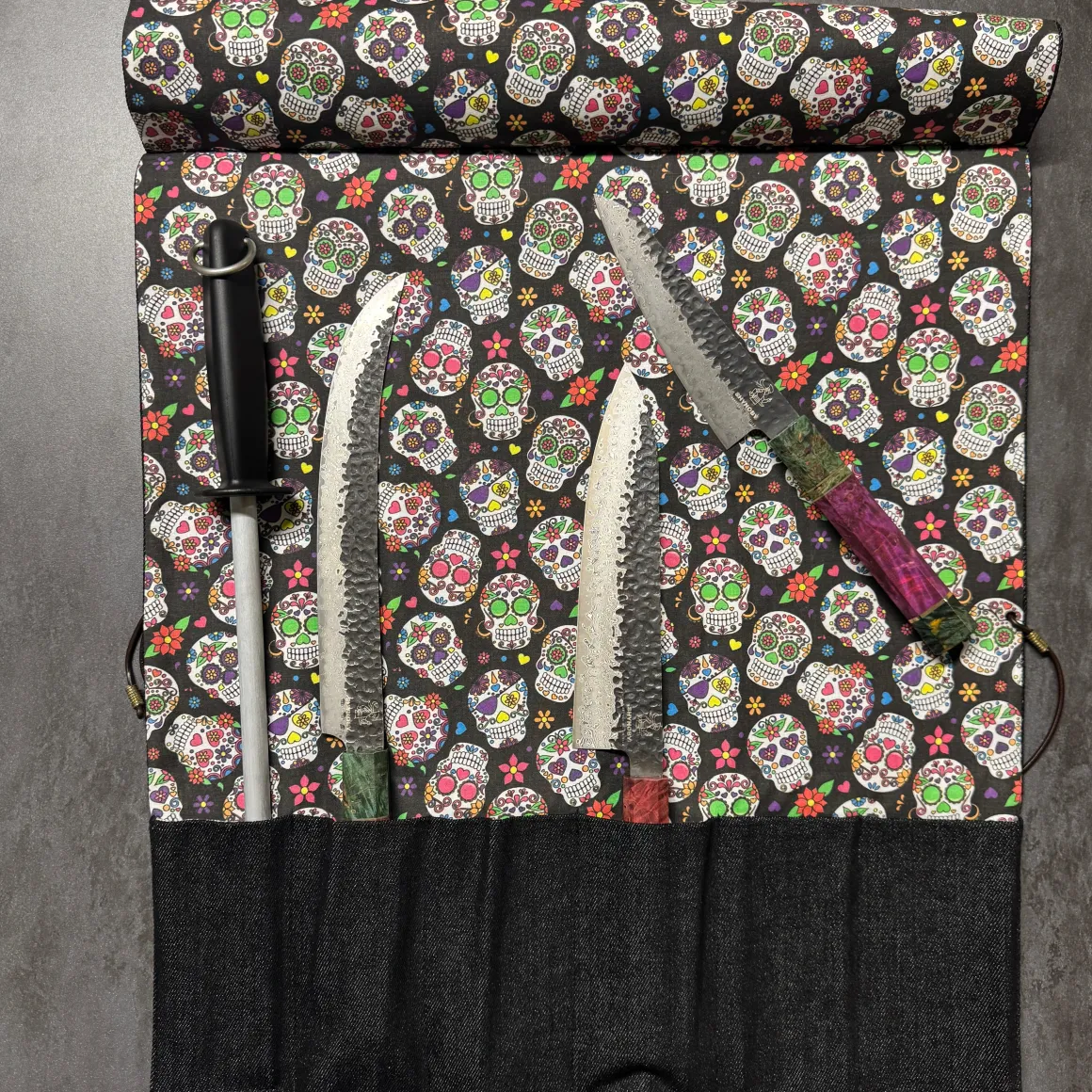rotolo_porta_coltelli__ar_5-1.webp ROTOLO PORTA COLTELLI - ARTIGIANALE - DENIM NERO - MADE IN ITALY 100%