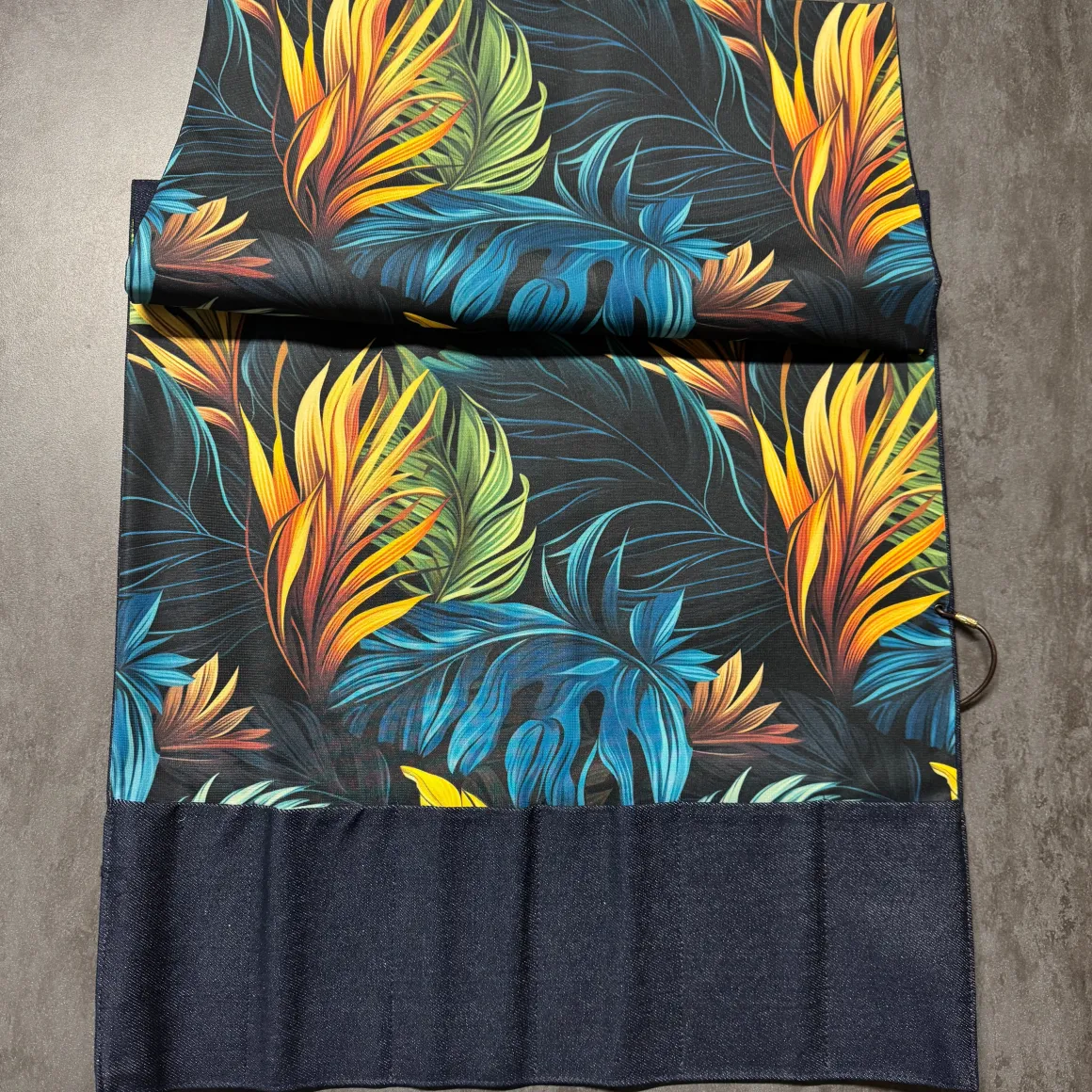 rotolo_porta_coltelli__ar_5.webp ROTOLO PORTA COLTELLI - ARTIGIANALE - DENIM BLU - MADE IN ITALY 100%