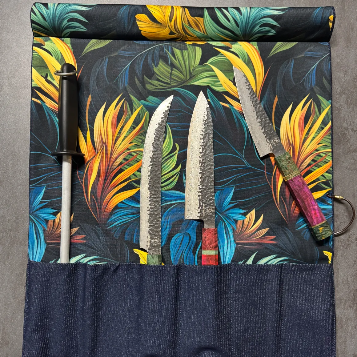 rotolo_porta_coltelli__ar_6.webp ROTOLO PORTA COLTELLI - ARTIGIANALE - DENIM BLU - MADE IN ITALY 100%