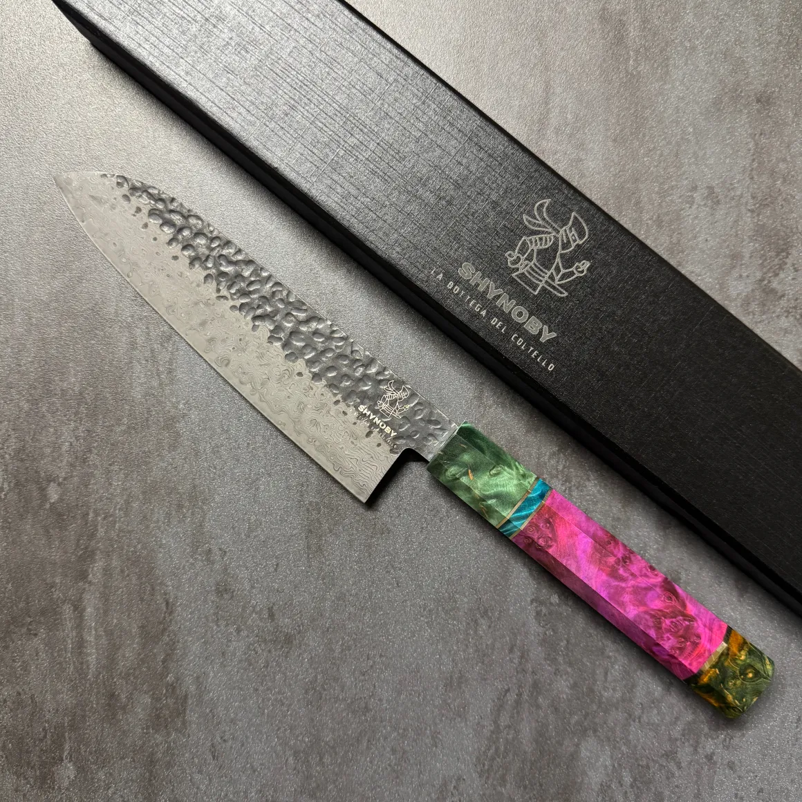 shynoby_hammered_pro__san_0-1.webp Shynoby Hammered Pro - Santoku 18cm