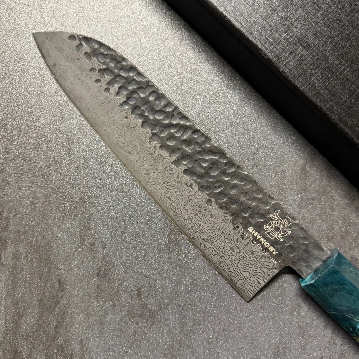 shynoby_hammered_pro__san_1.webp Shynoby Hammered Pro - Santoku 18cm