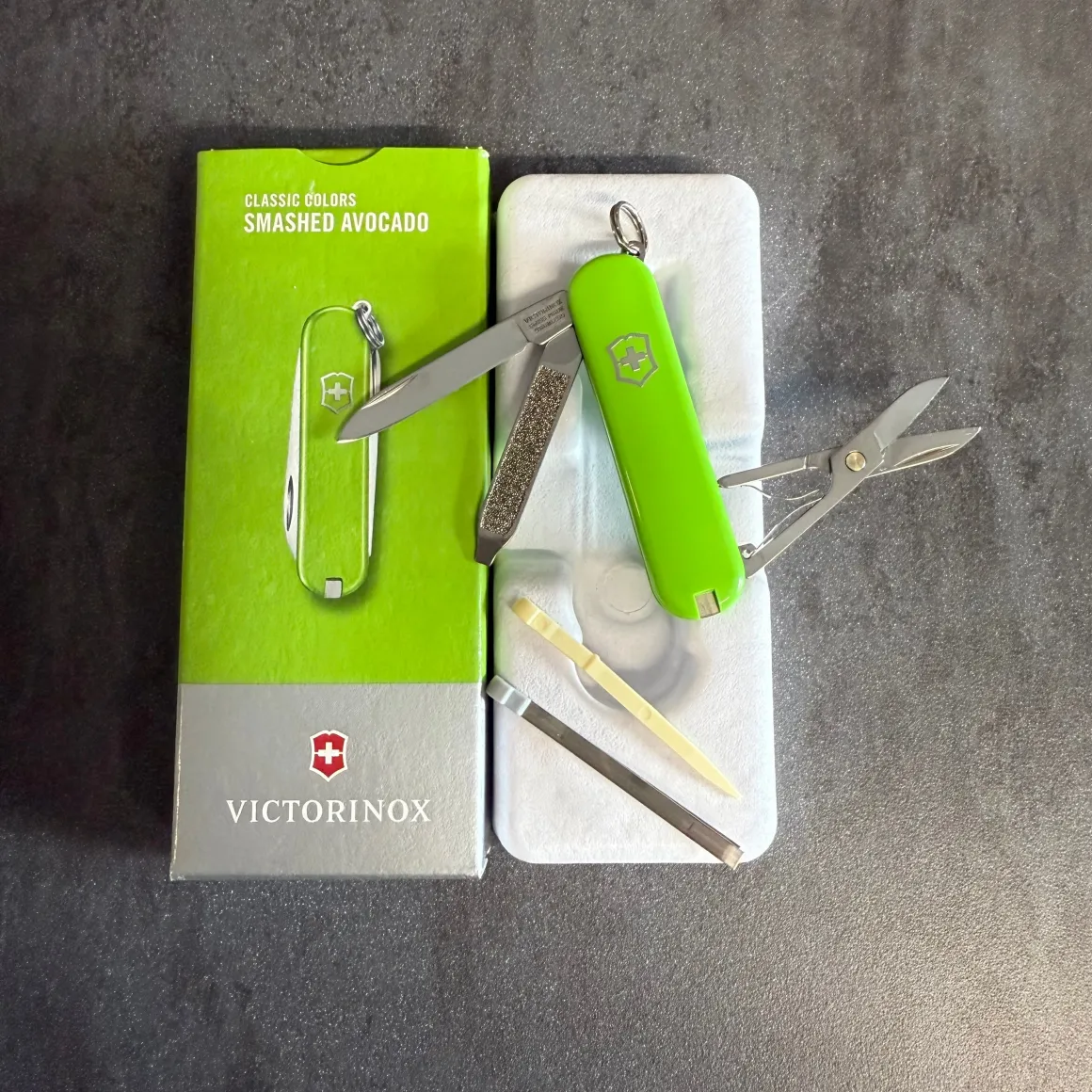 victorinox__classic__smas_1.webp VICTORINOX - CLASSIC - SMASHED AVOCADO