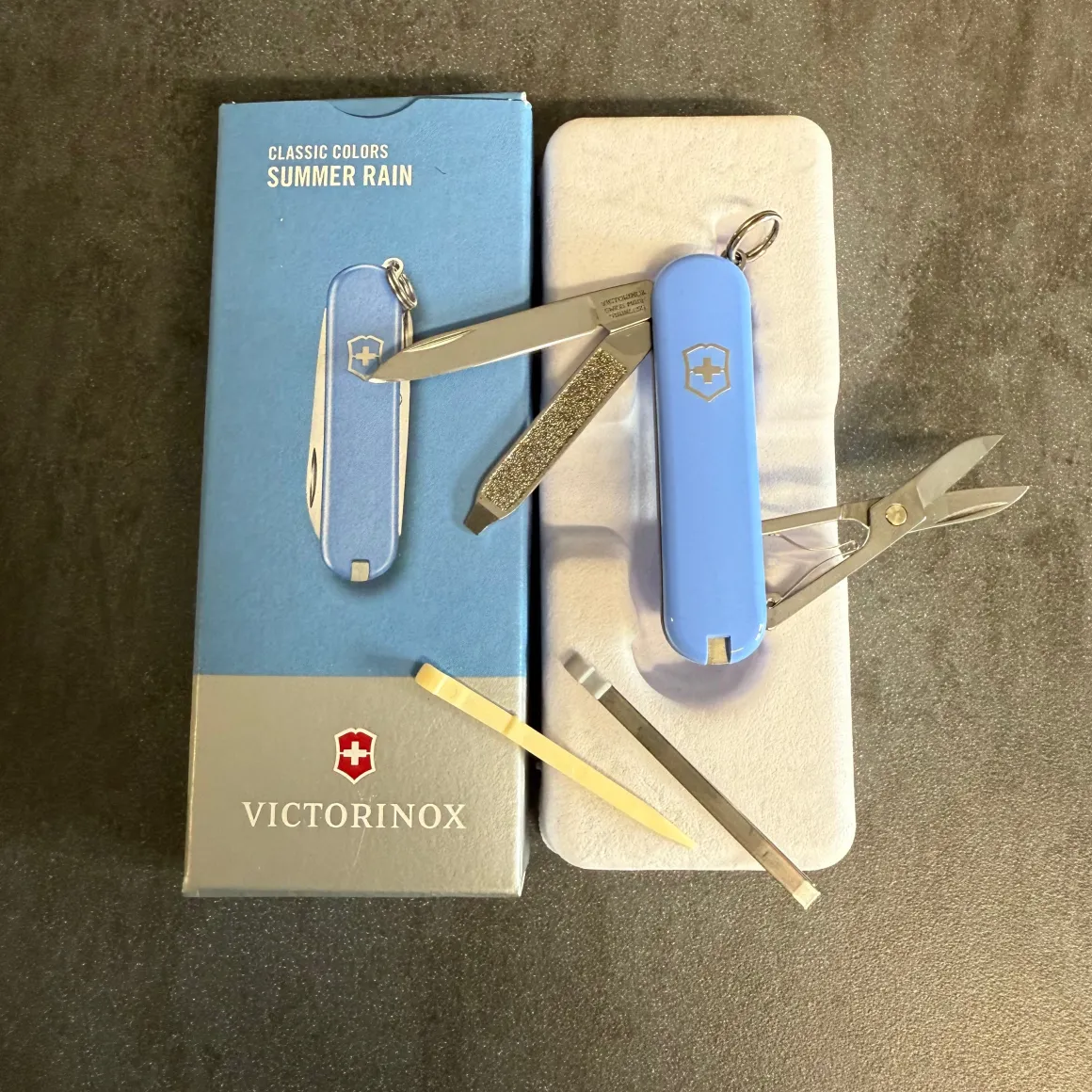 victorinox__classic__summ_1.webp VICTORINOX - CLASSIC - SUMMER RAIN